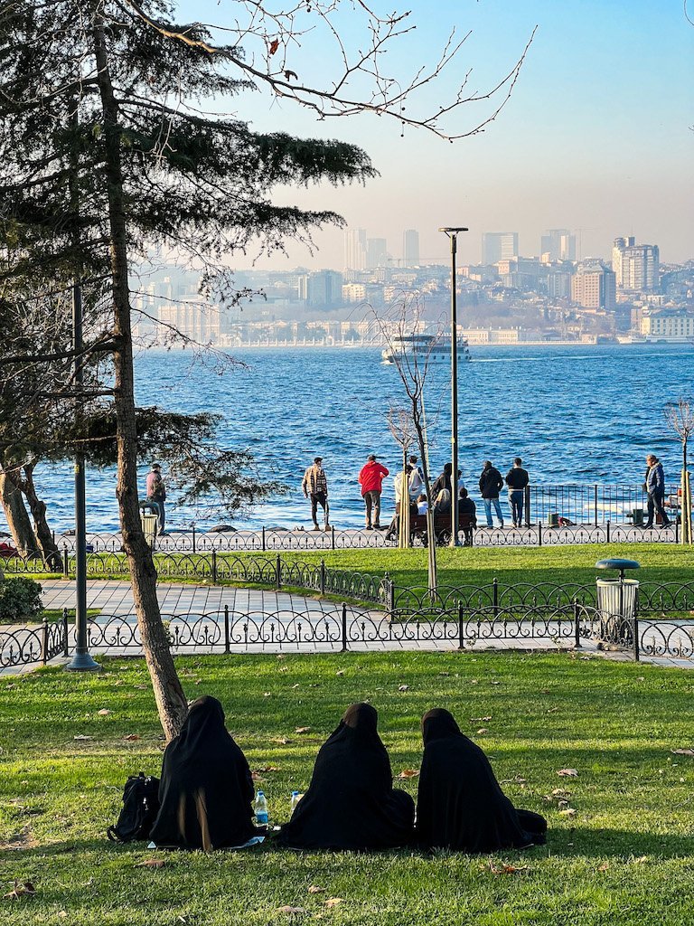 Жени гледат оттатък Босфора