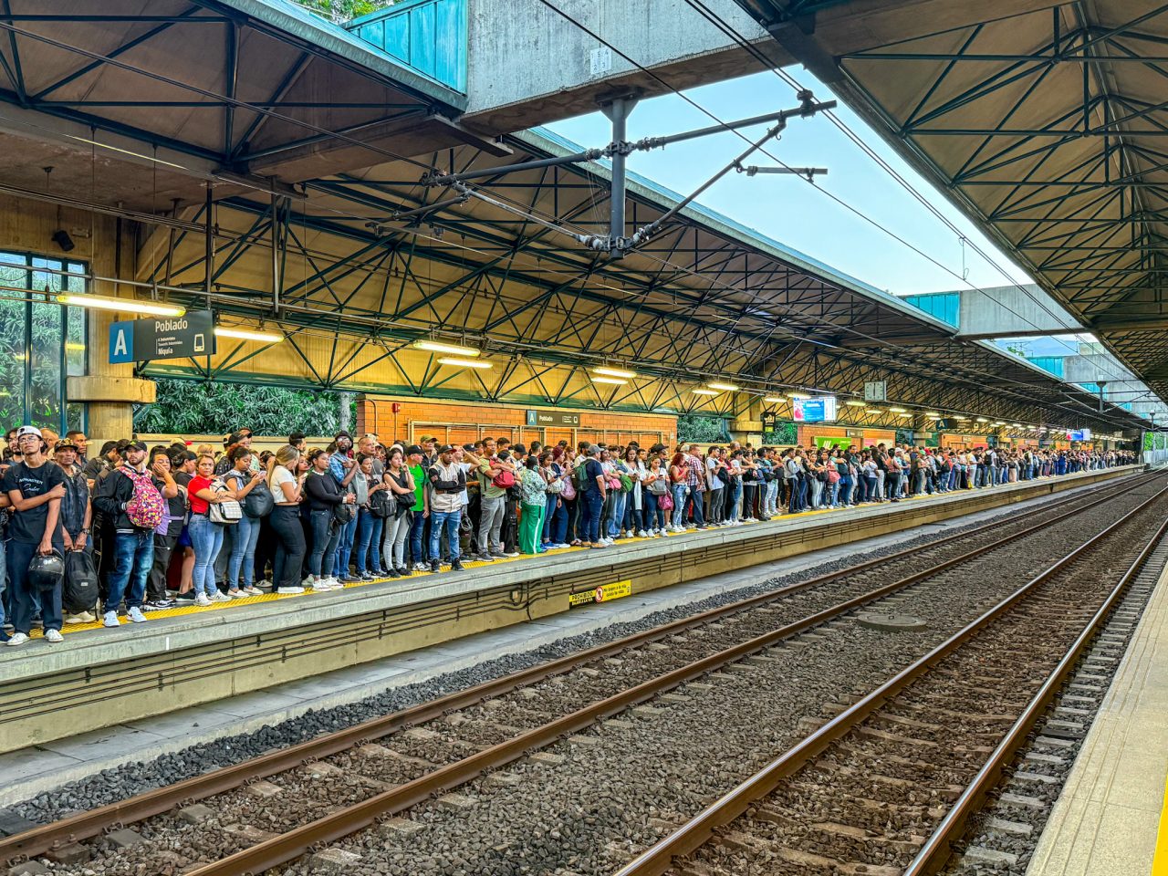 Жителите на Меделин в очакване на метрото най голямата гордост на града